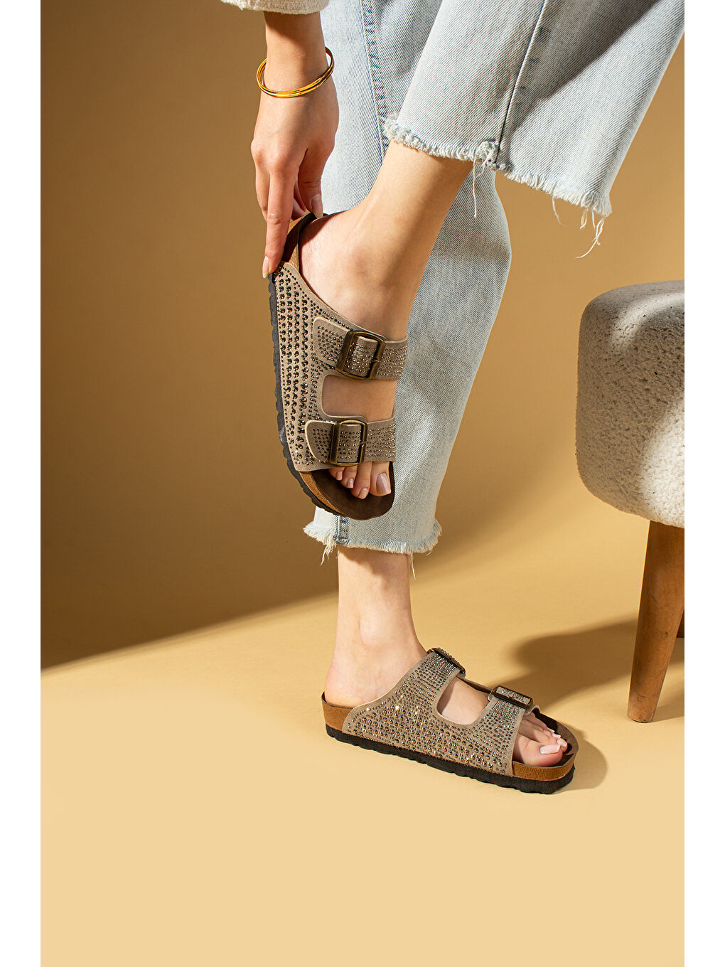 Bej Çift Tokalı Taş Detaylı Anatomik Taban Kadın Terlik 51-600-24Süet-2