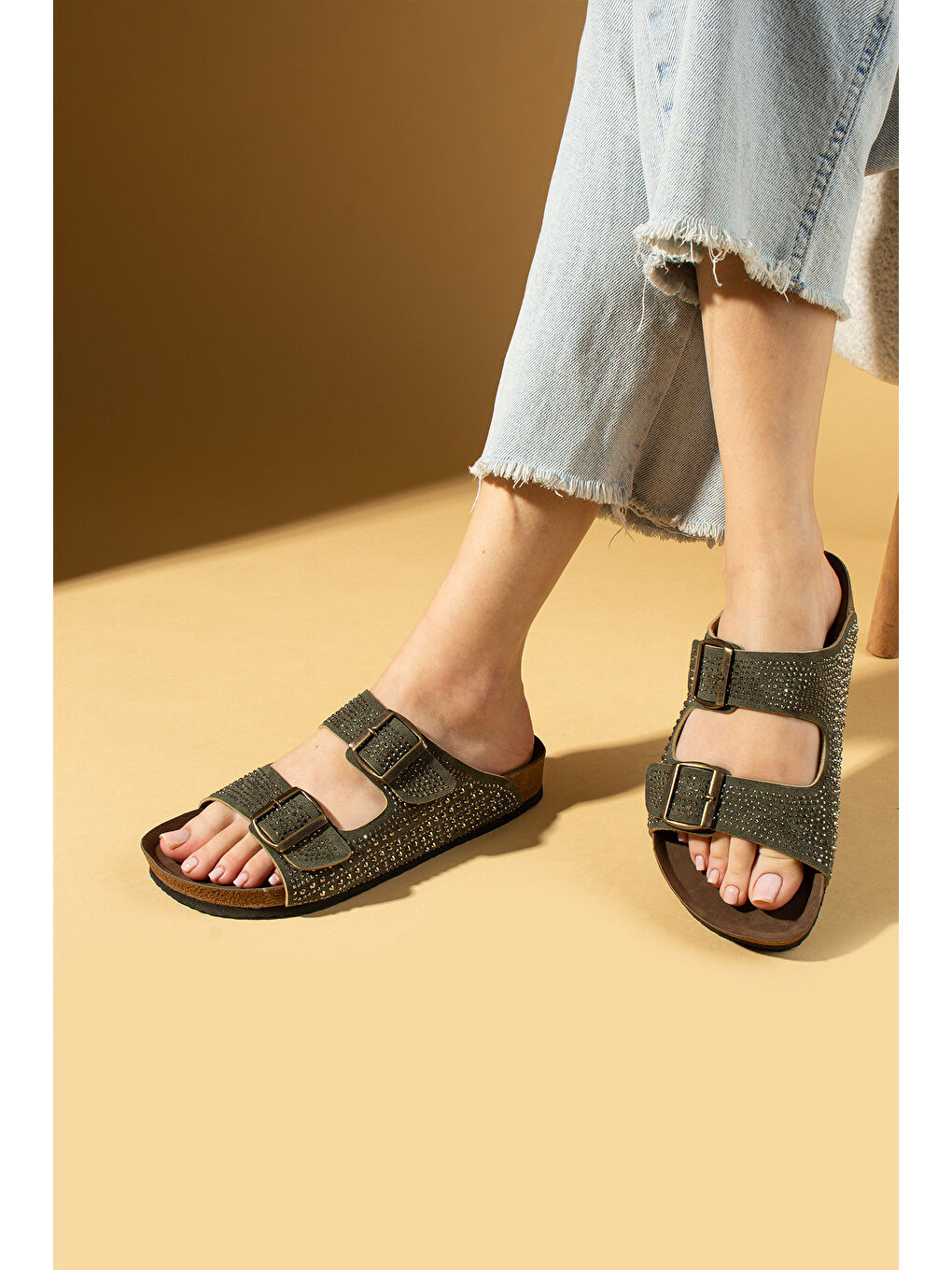 Haki Çift Tokalı Taş Detaylı Anatomik Taban Kadın Terlik 51-600-24Süet-1