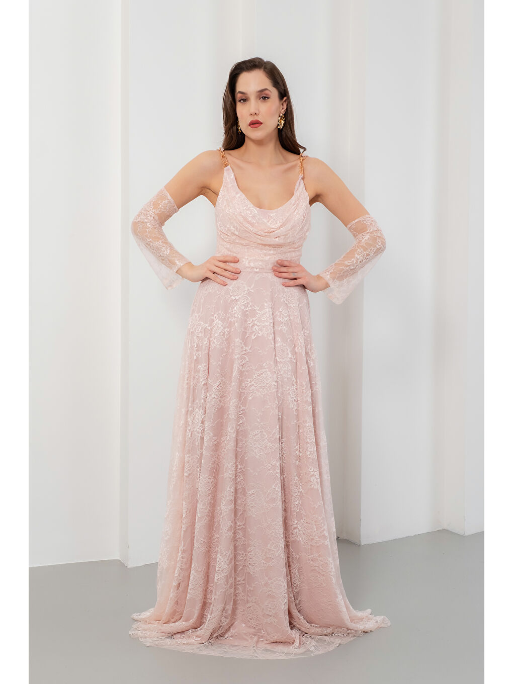 Pembe Kadın Pudra Gold Aksesuarlı Uzun Kloş Dantel Abiye Elbise