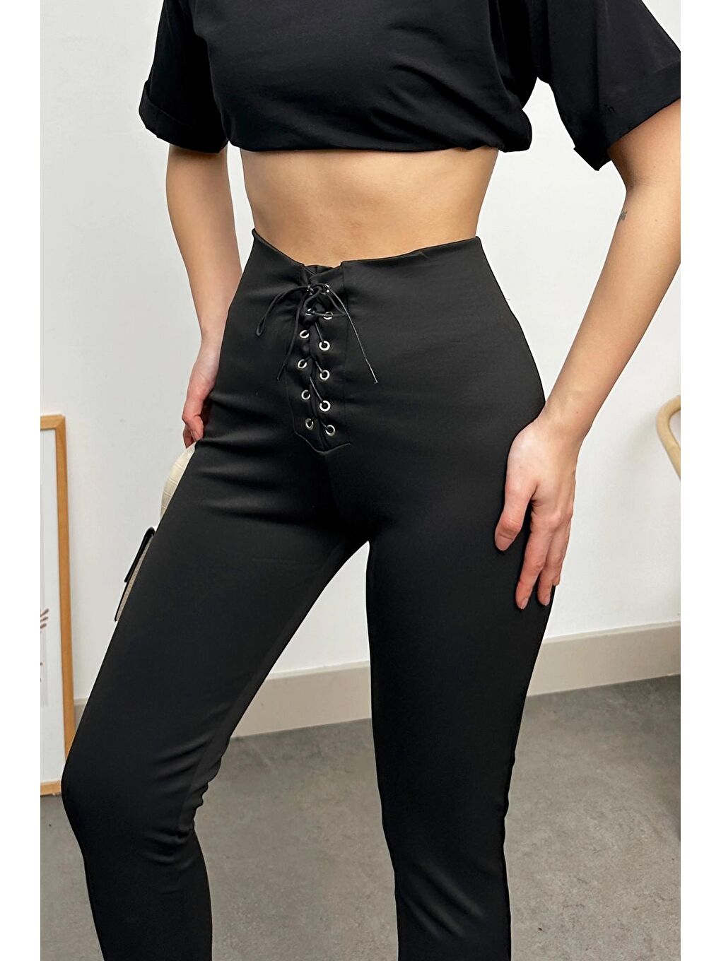 Siyah Mat Dokulu Önü Bağcıklı Yüksek Bel Tayt-1