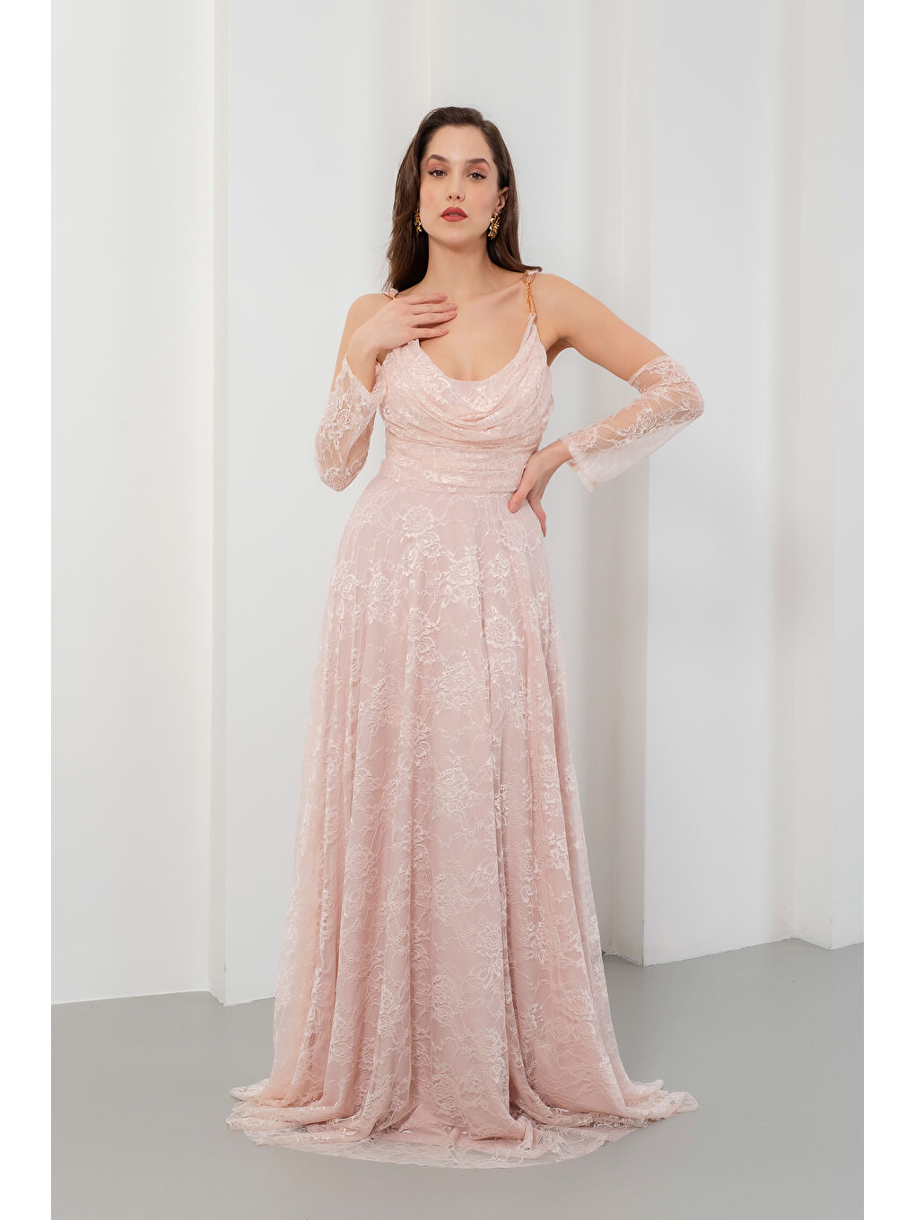 Pembe Kadın Pudra Gold Aksesuarlı Uzun Kloş Dantel Abiye Elbise-1