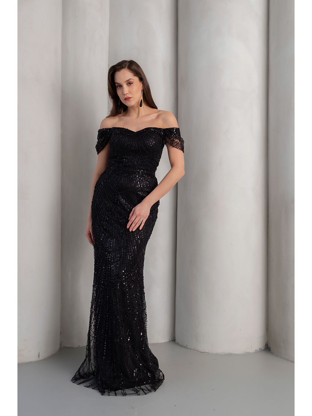 Kadın Siyah Kayık Yaka Boncuklu Uzun Abiye Elbise