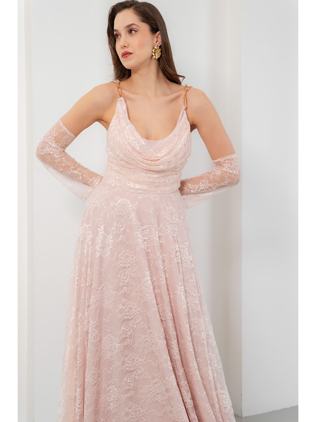 Pembe Kadın Pudra Gold Aksesuarlı Uzun Kloş Dantel Abiye Elbise-2