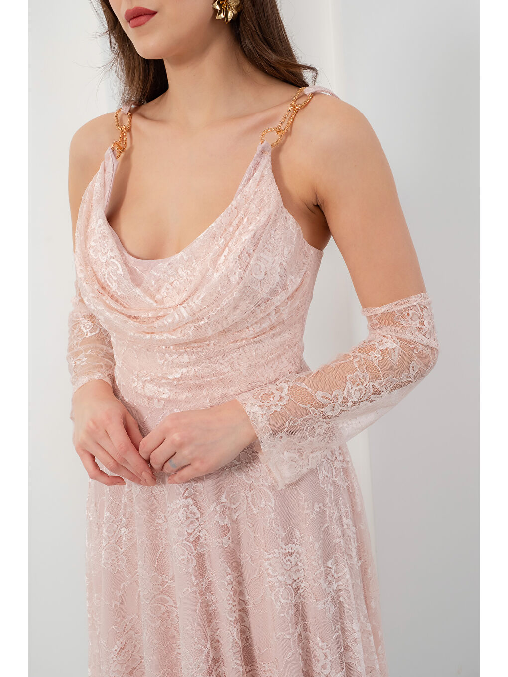 Pembe Kadın Pudra Gold Aksesuarlı Uzun Kloş Dantel Abiye Elbise-4