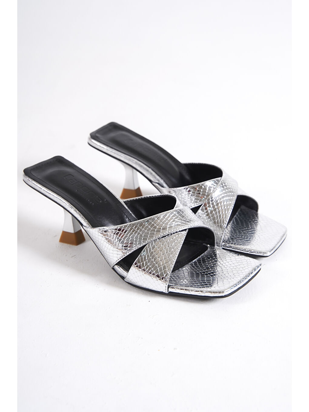 Gri Küt Burunlu Yılan Desenli Çapraz Bantlı Orta Topuklu Metalik Kadın Terlik