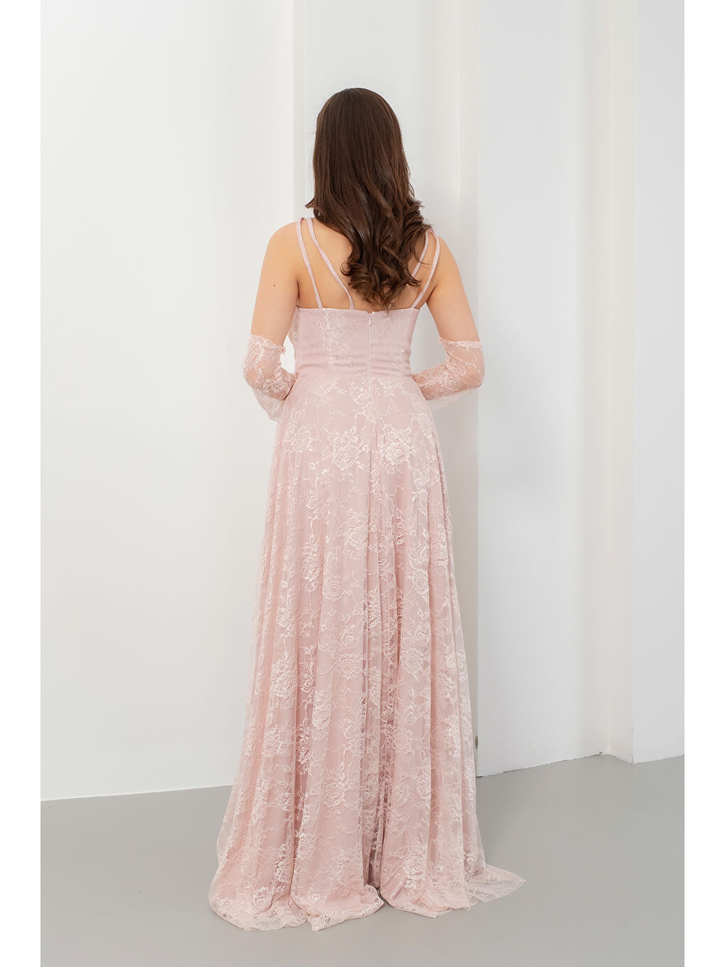 Pembe Kadın Pudra Gold Aksesuarlı Uzun Kloş Dantel Abiye Elbise-5