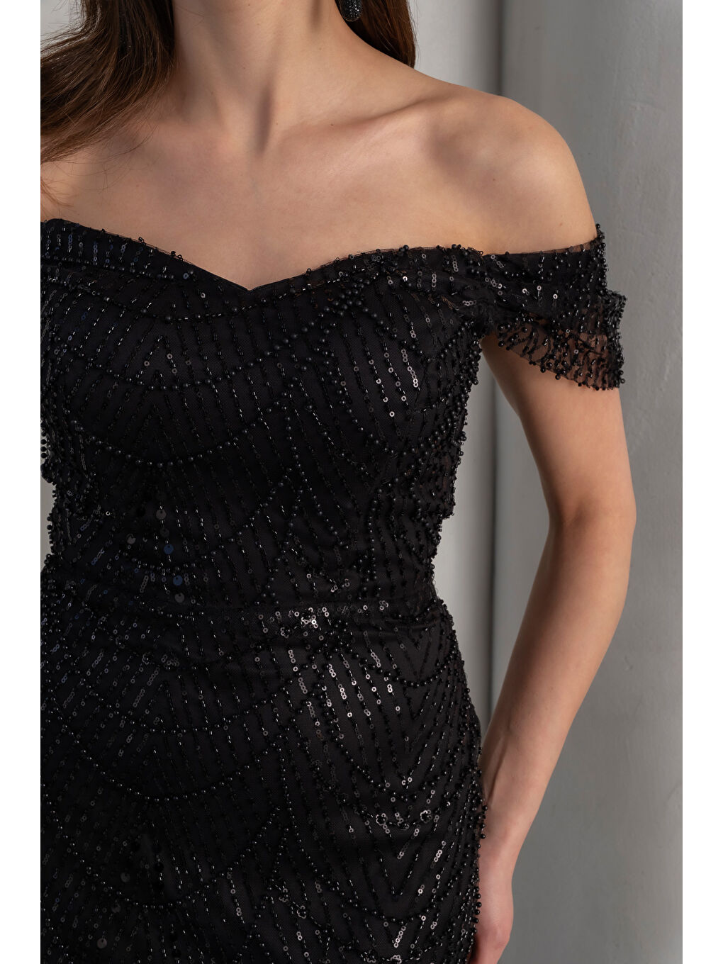 Kadın Siyah Kayık Yaka Boncuklu Uzun Abiye Elbise-4