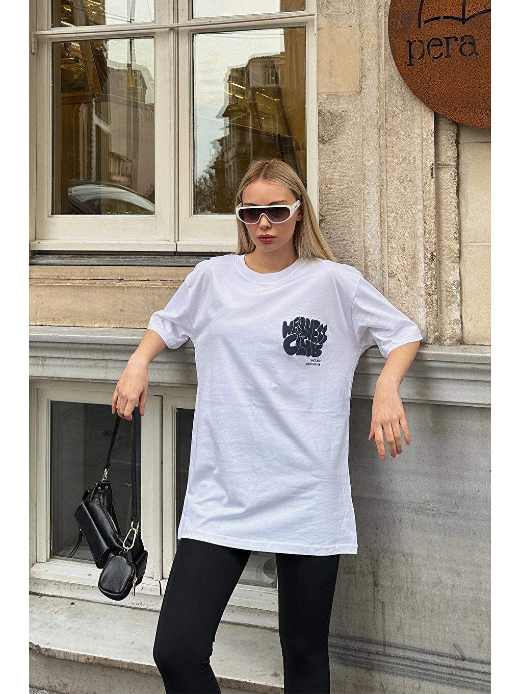 Beyaz Bisiklet Yaka Nakışlı Oversize T-shirt-1