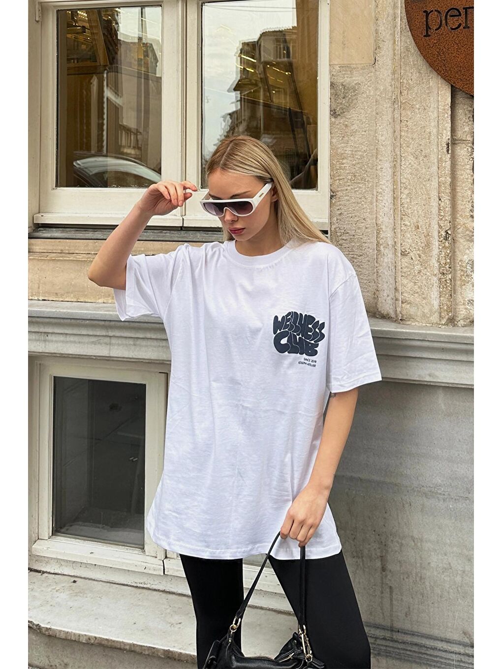 Beyaz Bisiklet Yaka Nakışlı Oversize T-shirt-2