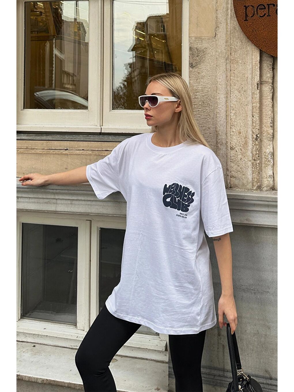 Beyaz Bisiklet Yaka Nakışlı Oversize T-shirt-3