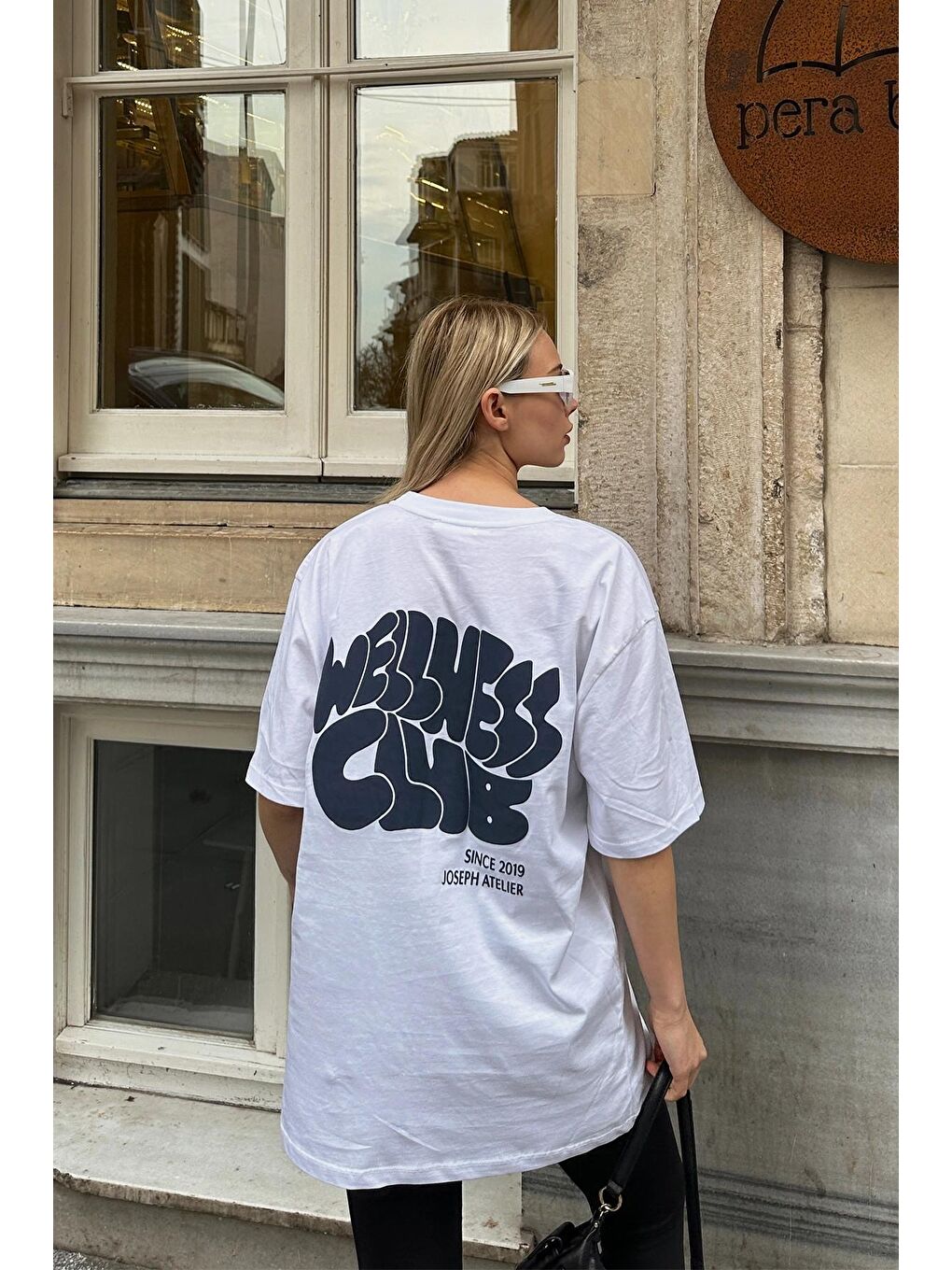 Beyaz Bisiklet Yaka Nakışlı Oversize T-shirt-4