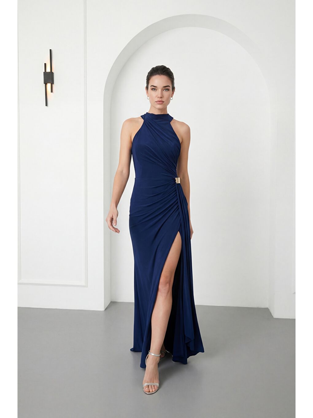 Kadın Lacivert Halter Yaka Aksesuar Detay Uzun Abiye Elbise