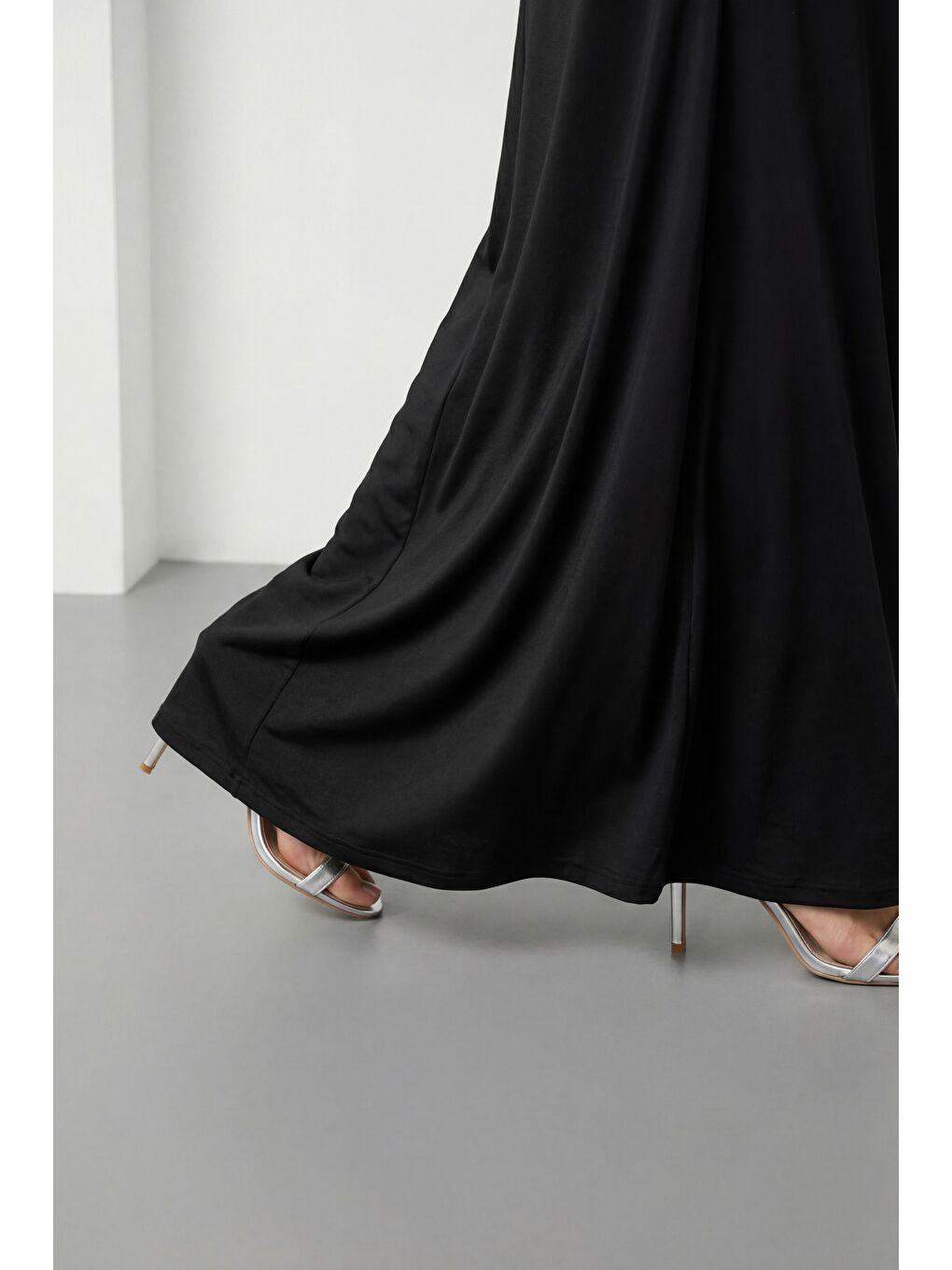 Kadın Siyah Halter Yaka Aksesuar Detay Uzun Abiye Elbise-3