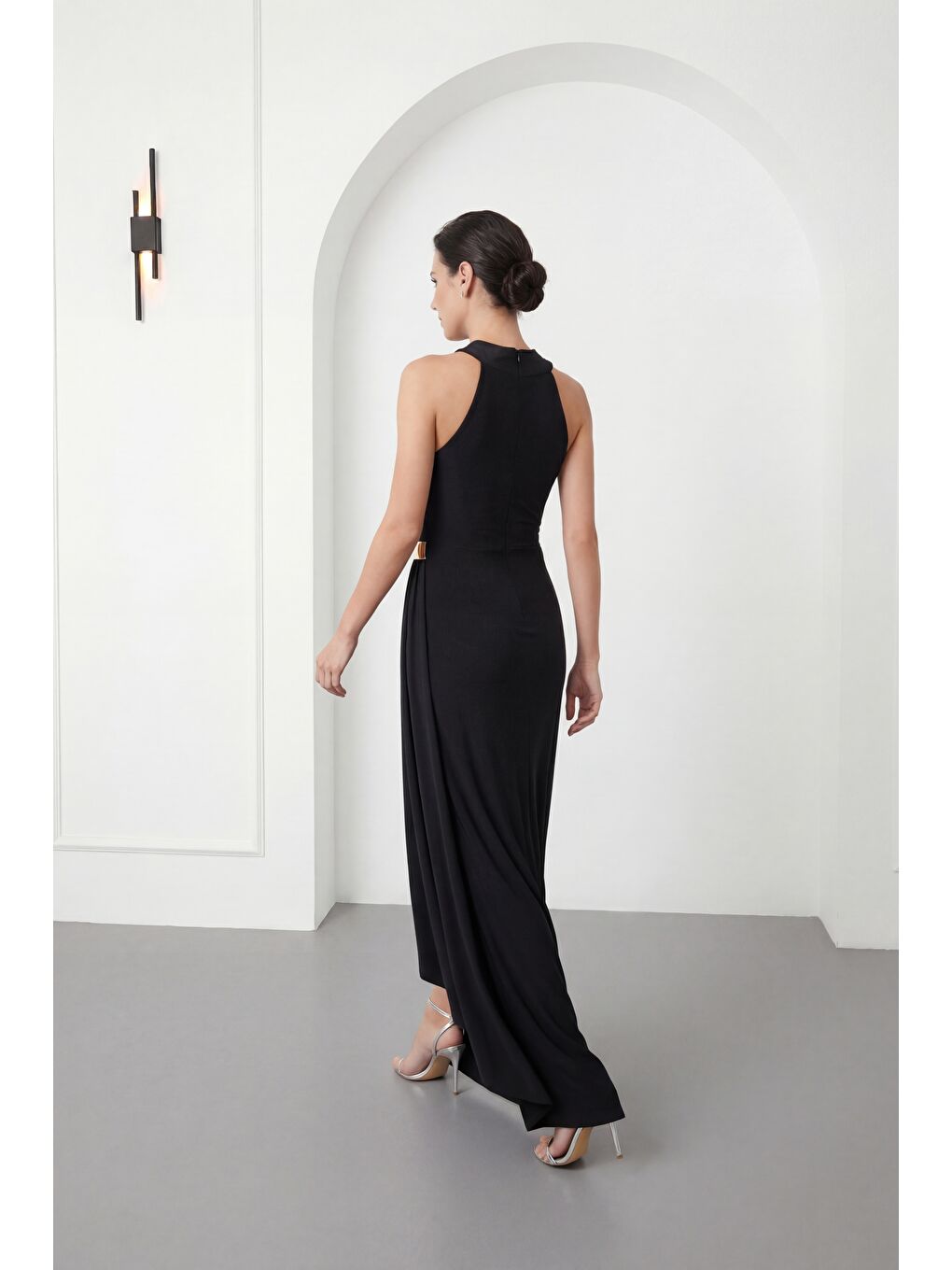 Kadın Siyah Halter Yaka Aksesuar Detay Uzun Abiye Elbise-5
