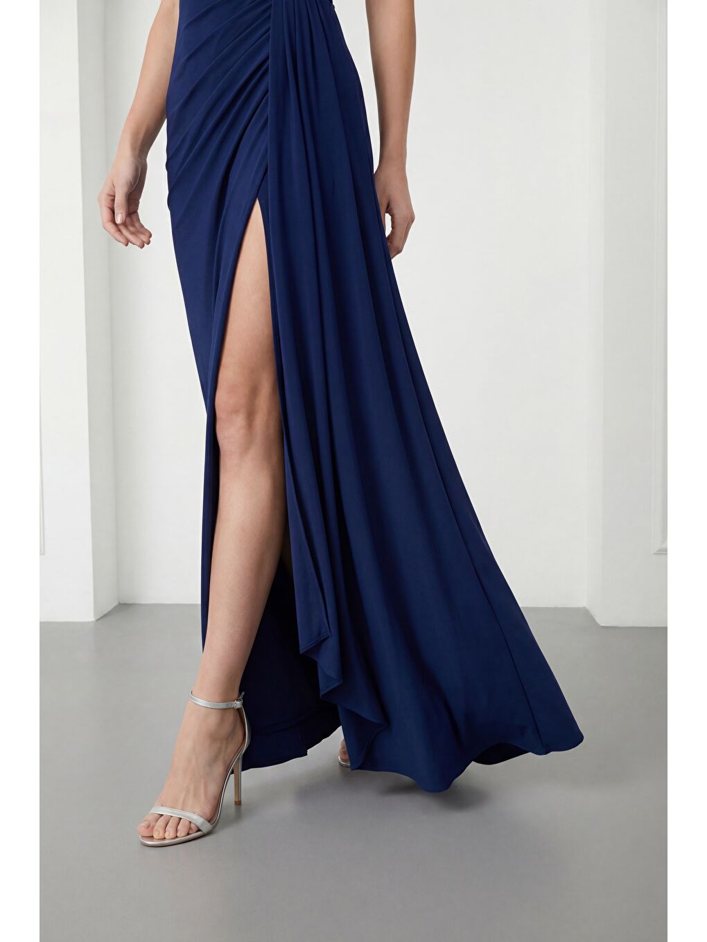 Kadın Lacivert Halter Yaka Aksesuar Detay Uzun Abiye Elbise-2