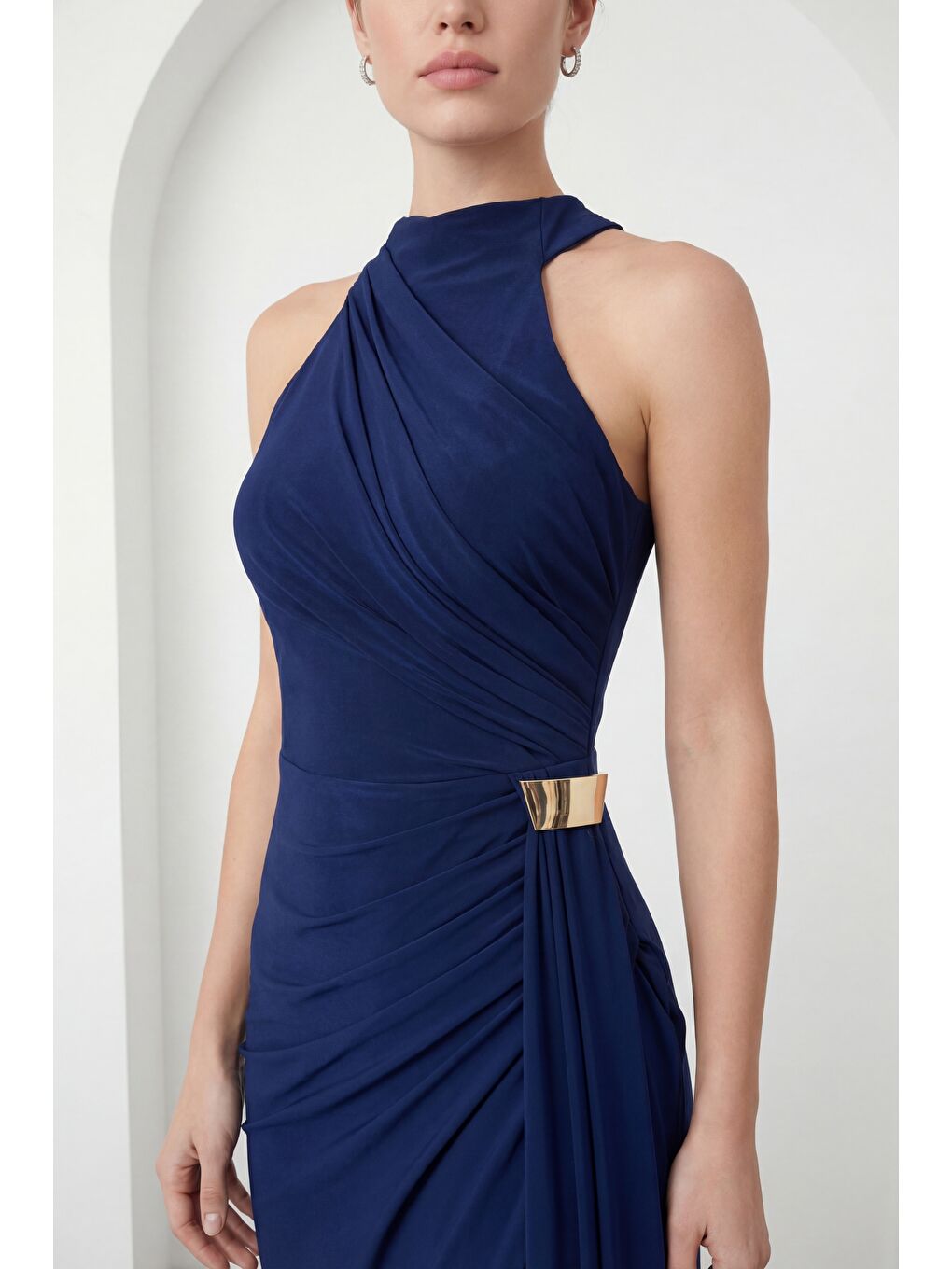 Kadın Lacivert Halter Yaka Aksesuar Detay Uzun Abiye Elbise-3