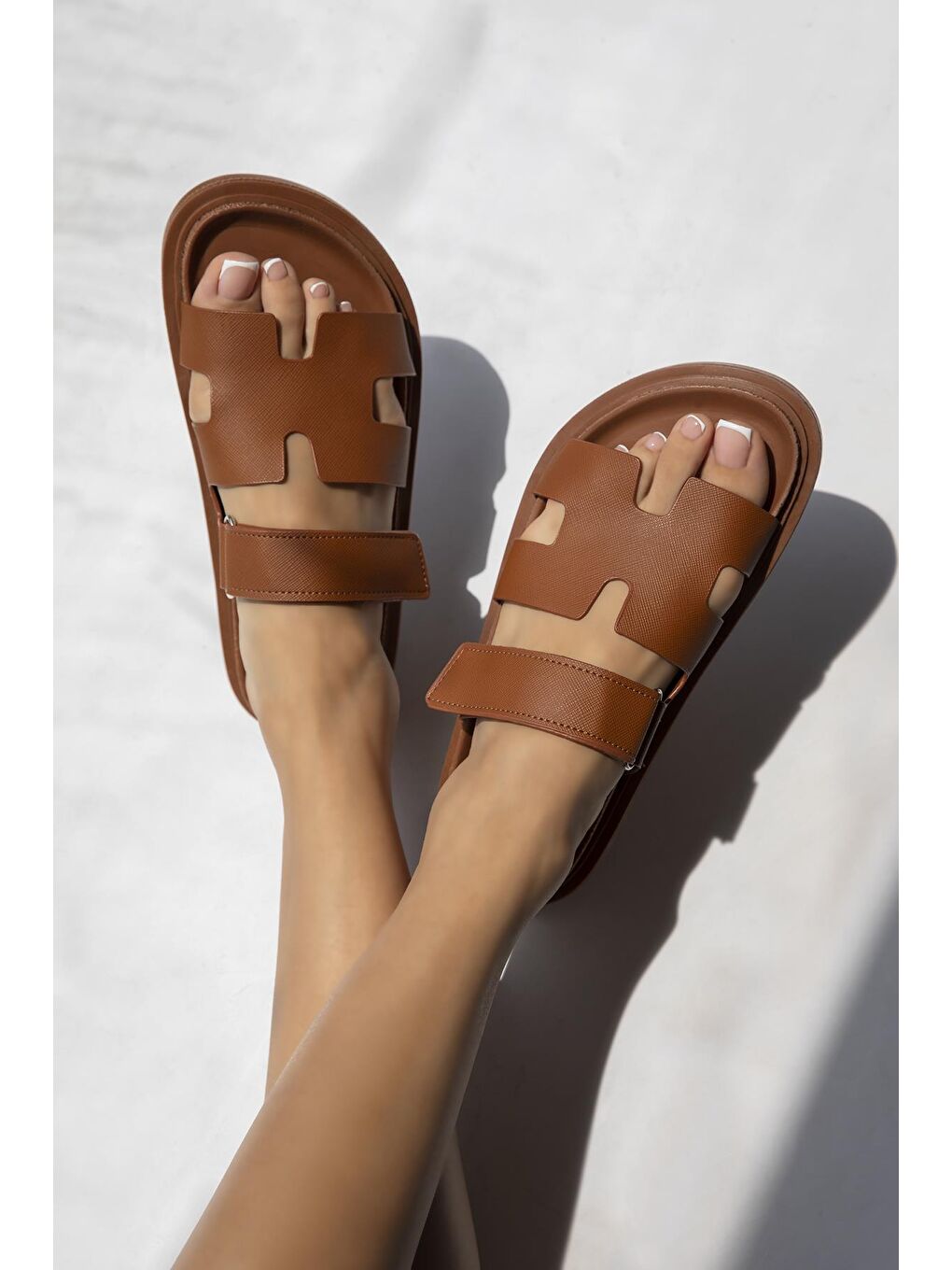 Kahverengi Farmer Kadın Cırt Bantlı Baskı Deri Terlik Taba