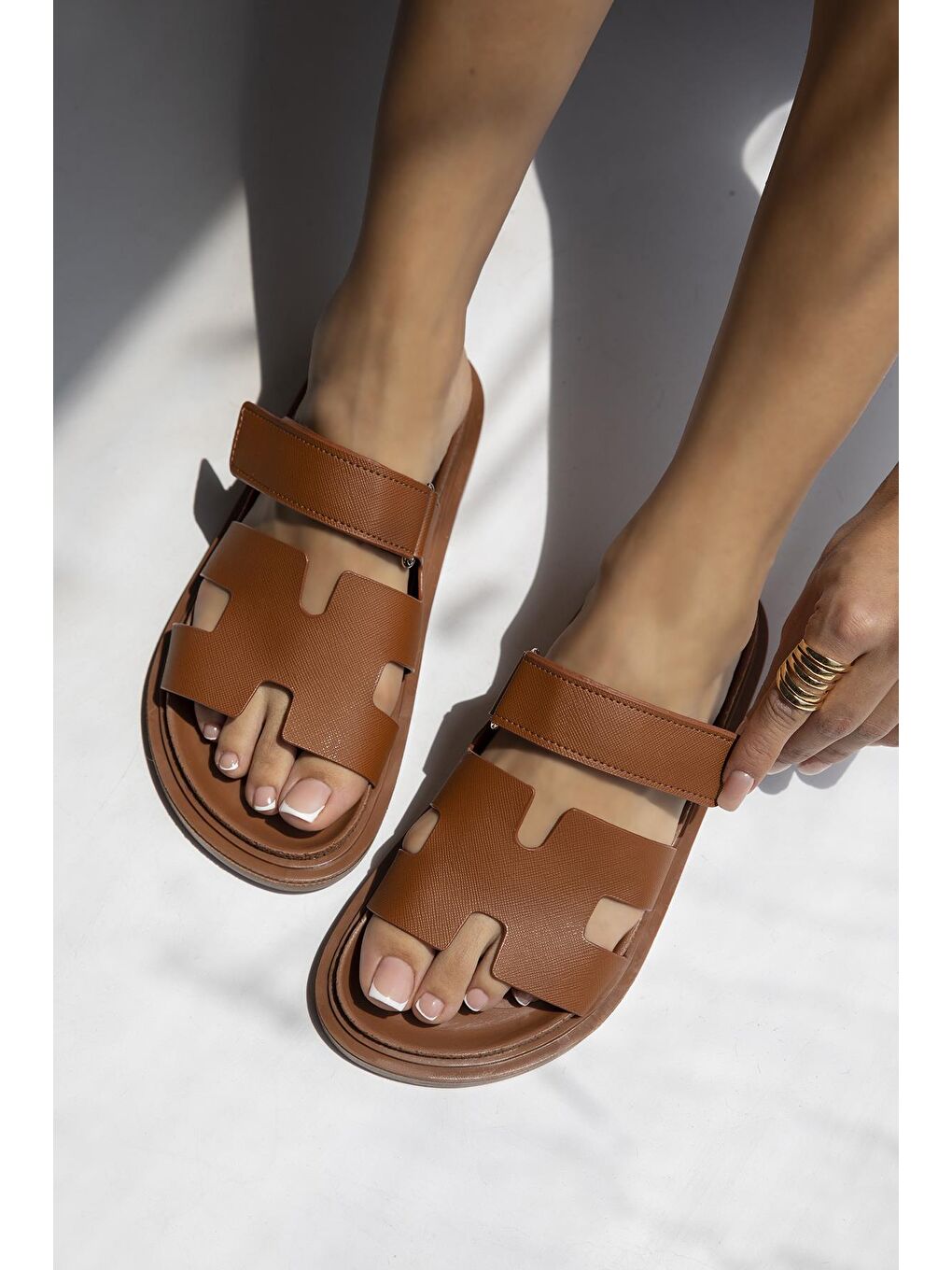 Kahverengi Farmer Kadın Cırt Bantlı Baskı Deri Terlik Taba-1