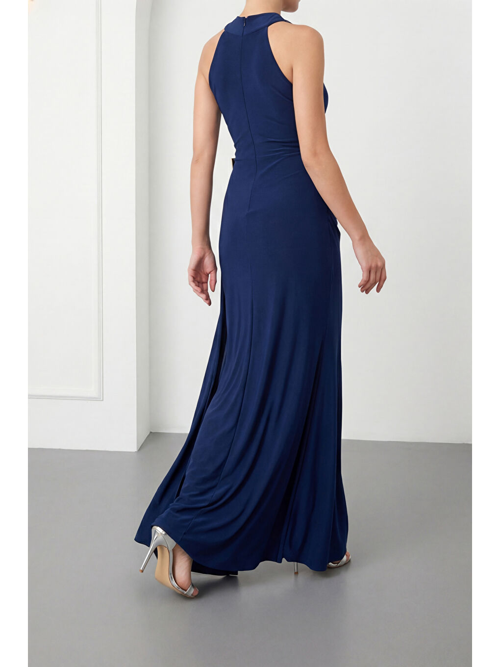 Kadın Lacivert Halter Yaka Aksesuar Detay Uzun Abiye Elbise-5
