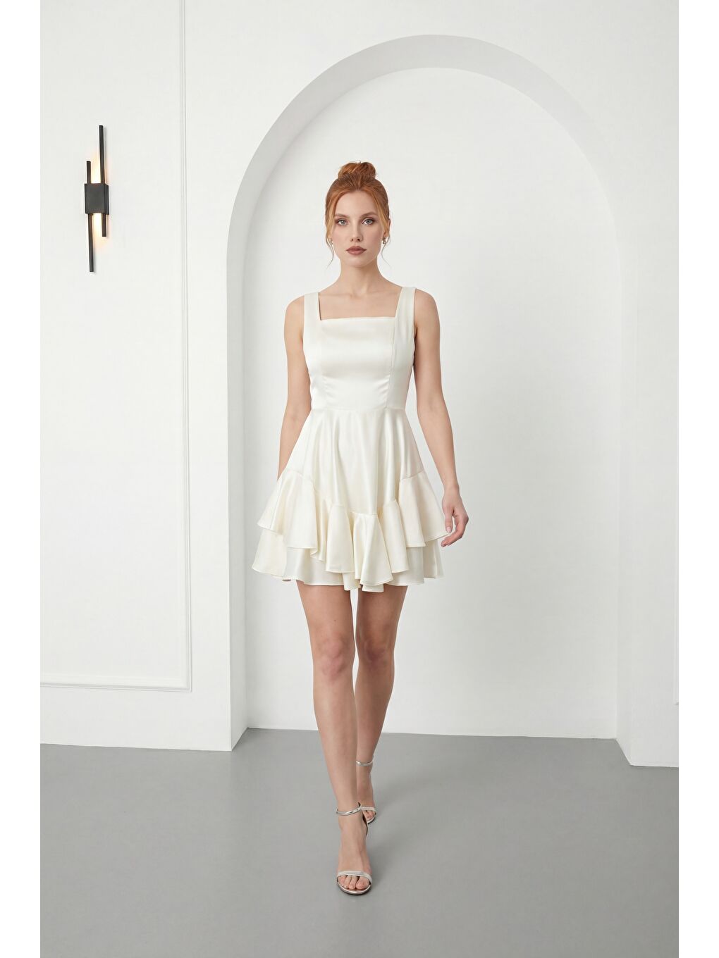 Kadın Beyaz Kare Yaka Fırfırlı Mini Saten Mezuniyet Abiye Elbise