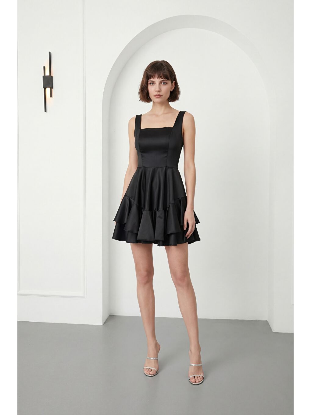 Kadın Siyah Kare Yaka Fırfırlı Mini Saten Mezuniyet Abiye Elbise