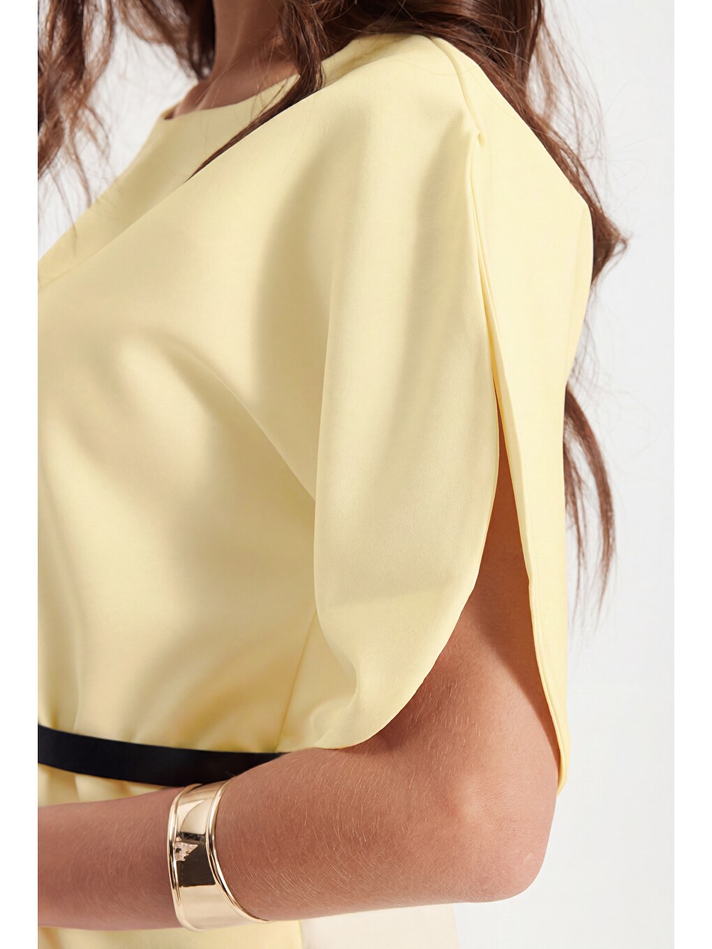 Kadın Slim Fit Dar Kesim Kol Detaylı İnce Kemerli Fermuarlı Sarı Bluz-3