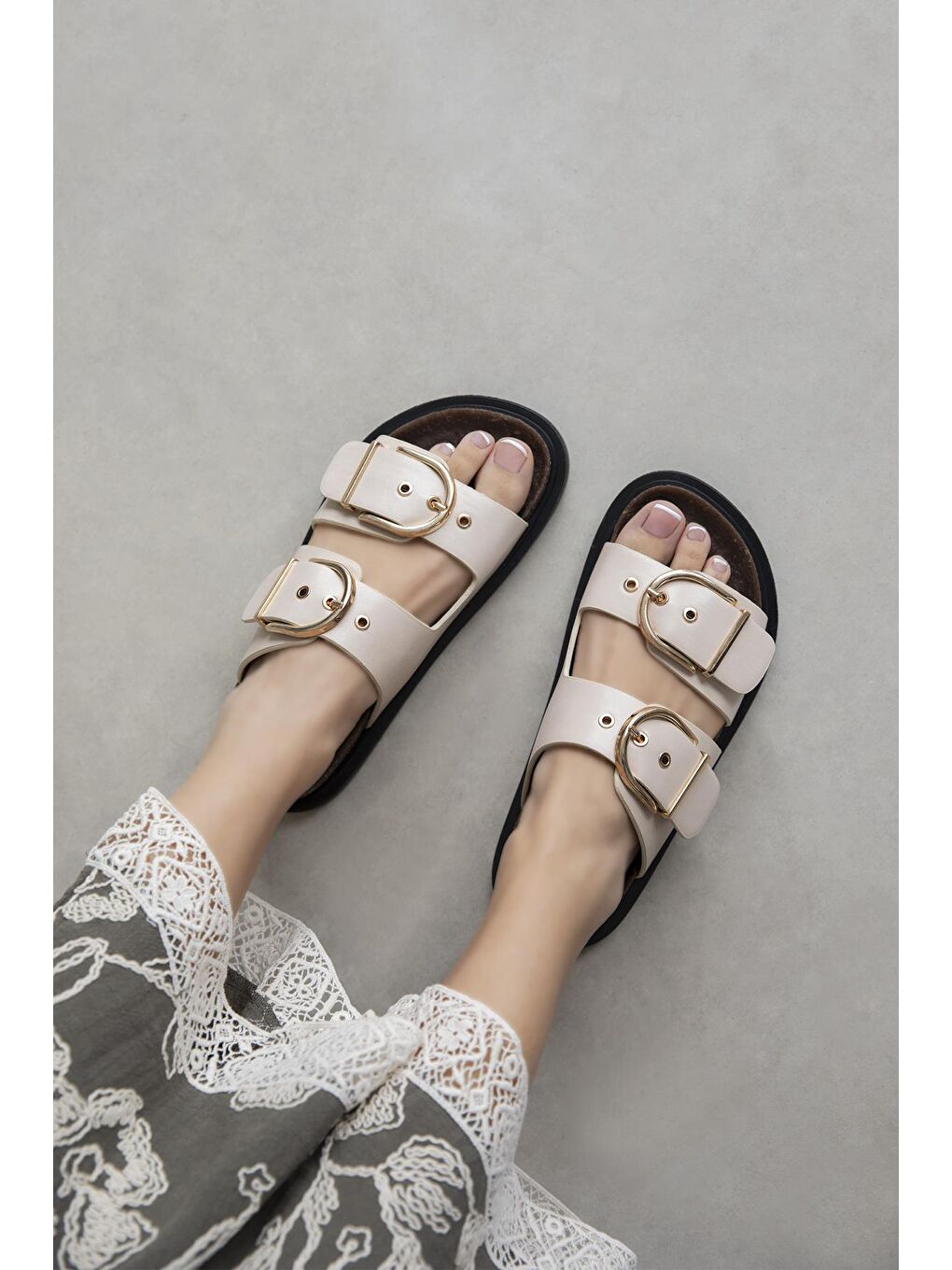 Zowie Kadın Toka Detay Günlük Konfor Rugan Terlik Bej