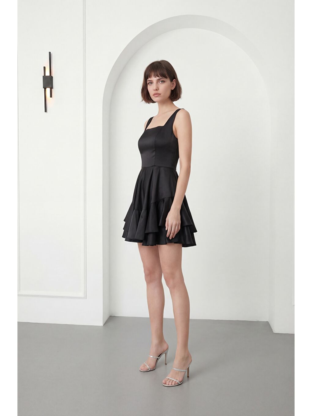 Kadın Siyah Kare Yaka Fırfırlı Mini Saten Mezuniyet Abiye Elbise-1