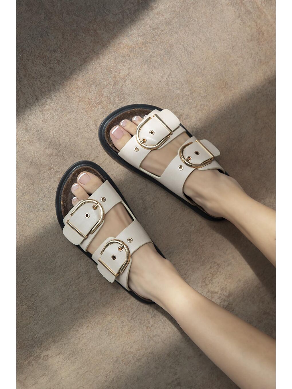 Zowie Kadın Toka Detay Günlük Konfor Rugan Terlik Bej-1