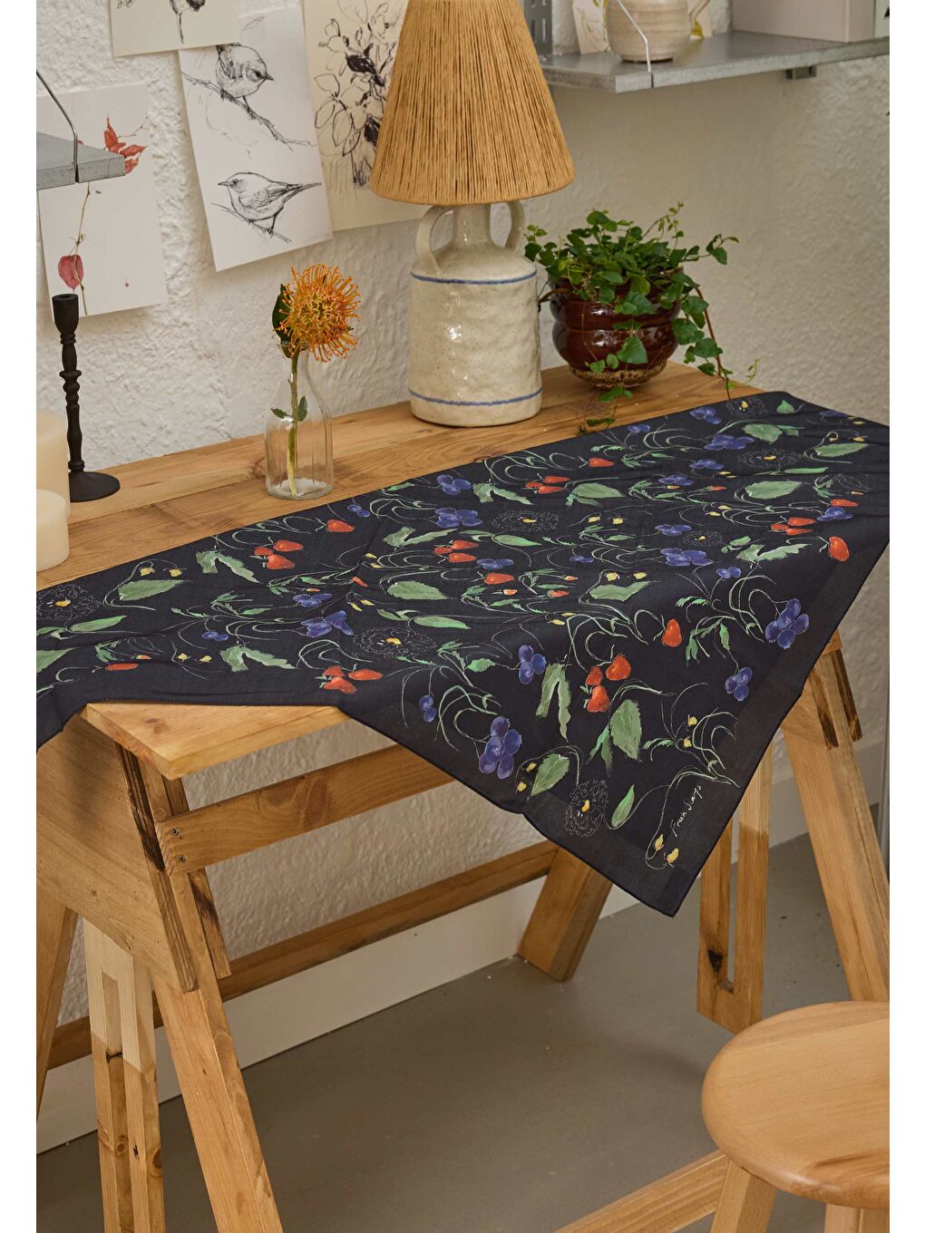 Strawberry Desen Pamuk İpek Eşarp Siyah-1