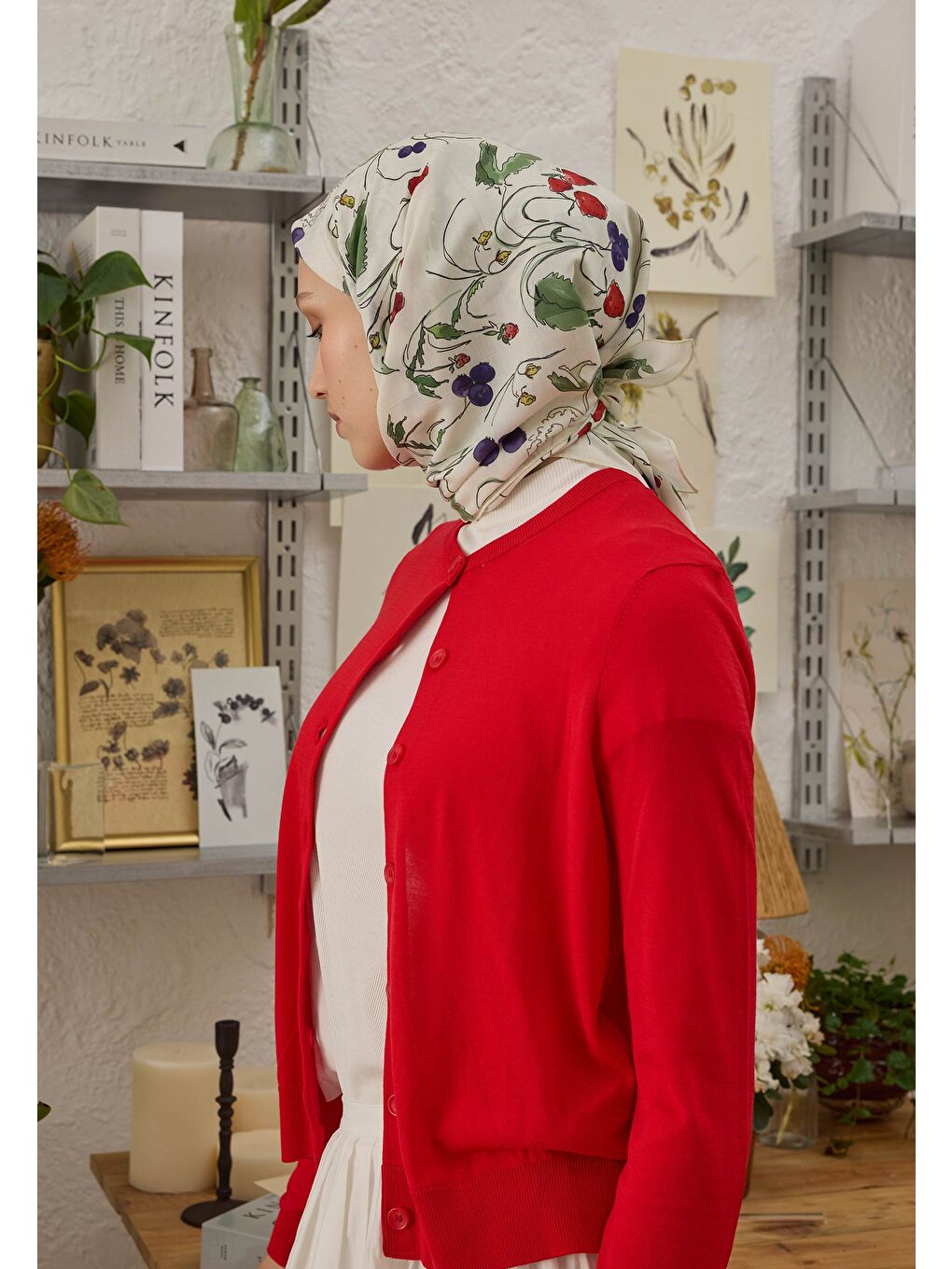 Ekru Strawberry Desen Pamuk İpek Eşarp İnci-1