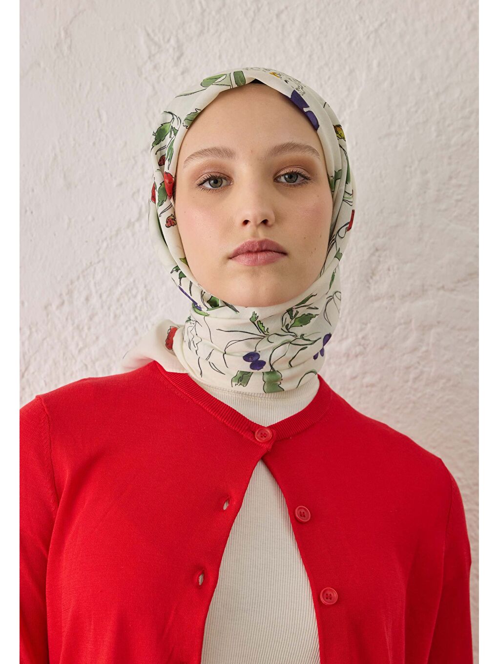 Ekru Strawberry Desen Pamuk İpek Eşarp İnci-2