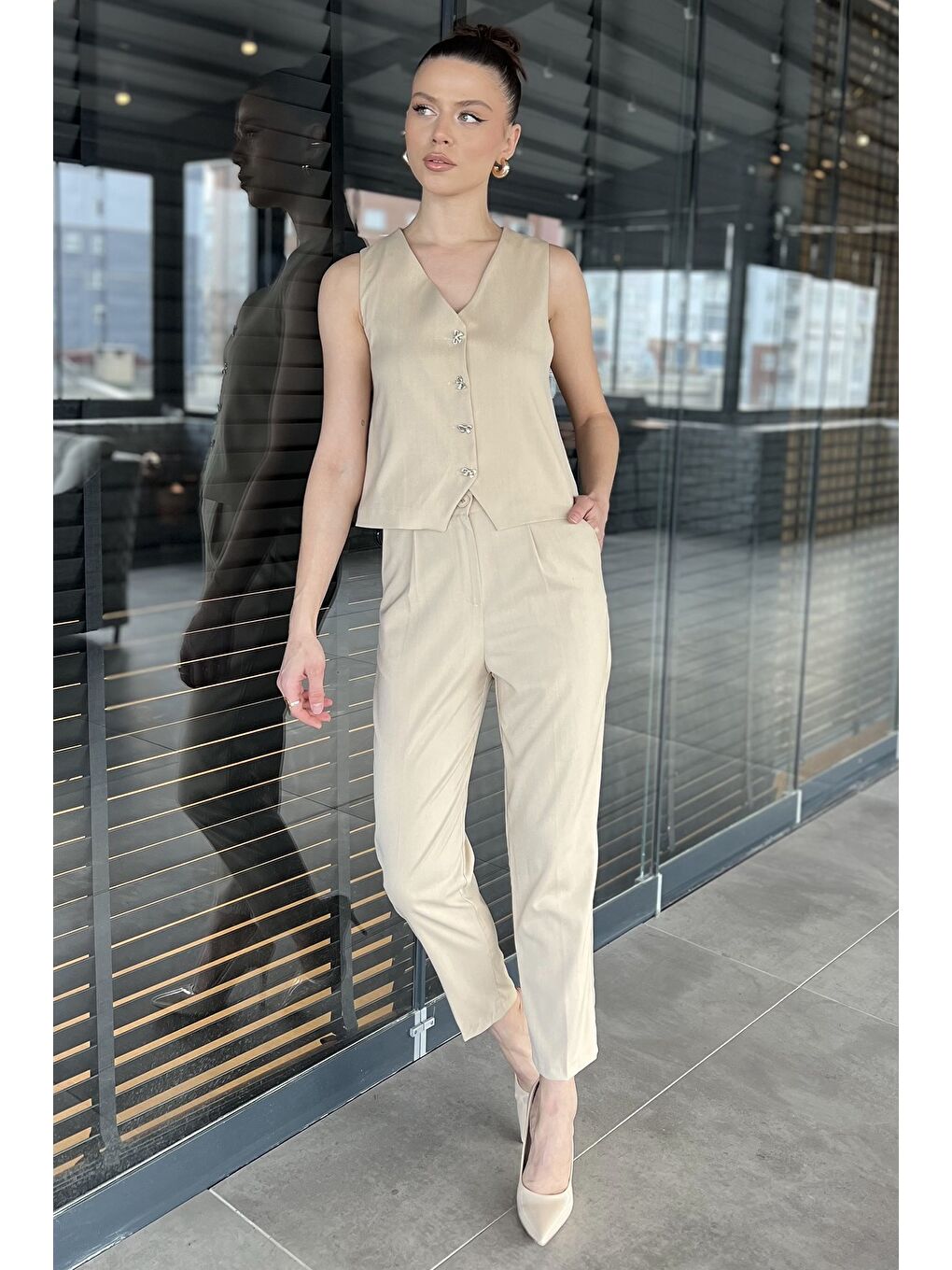 Bej Kadın Düğme Detaylı Astarlı Yelek Pantolon İkili Takım-1