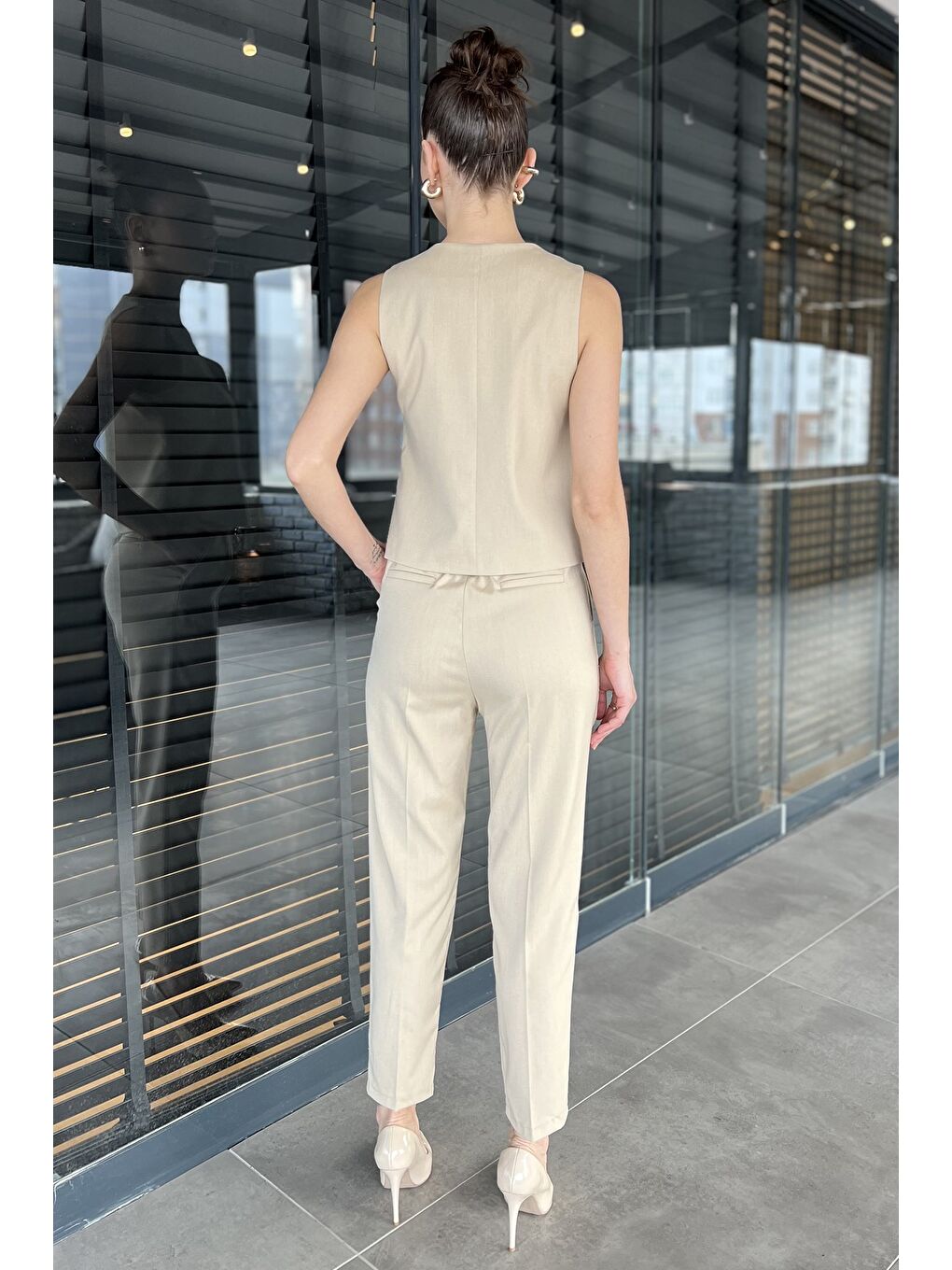 Bej Kadın Düğme Detaylı Astarlı Yelek Pantolon İkili Takım-2