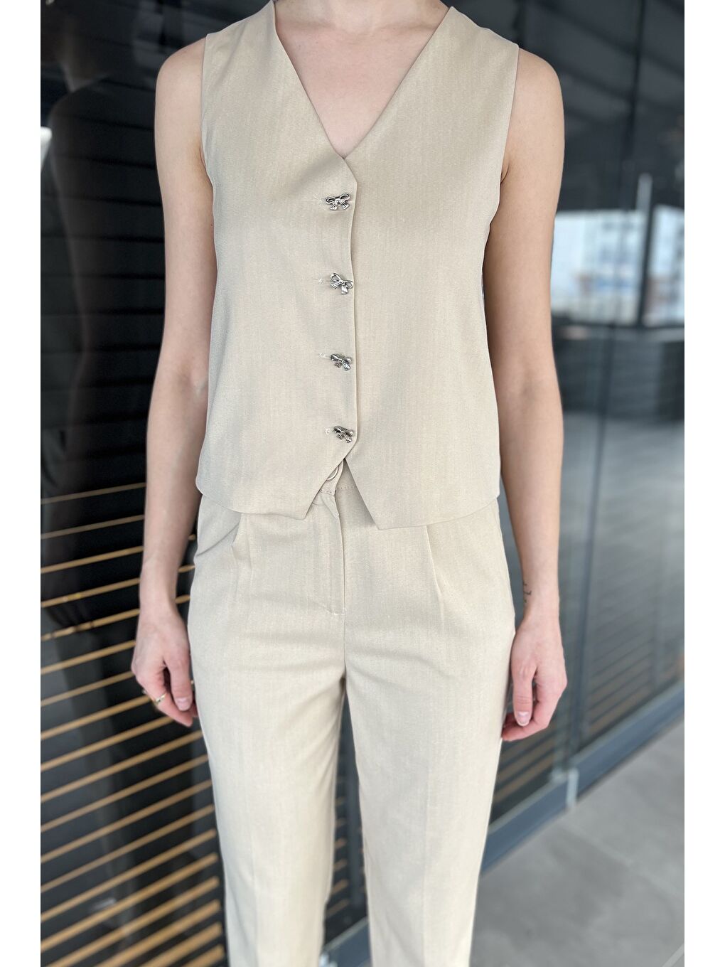 Bej Kadın Düğme Detaylı Astarlı Yelek Pantolon İkili Takım-3