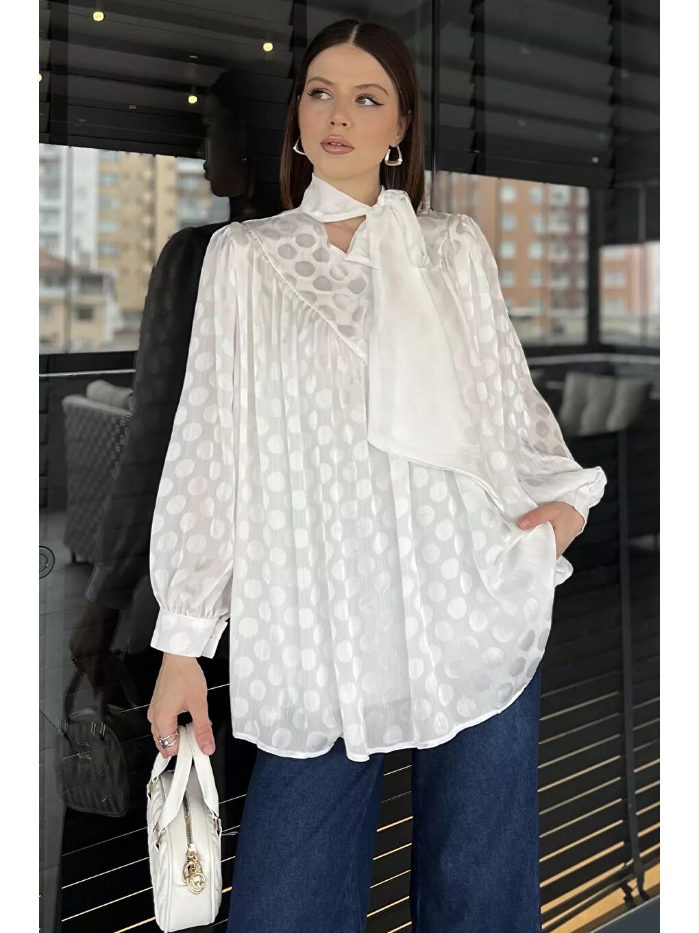 Beyaz Ön Pile Detaylı Kravat Yaka Puanlı Kadın Astarlı Bluz