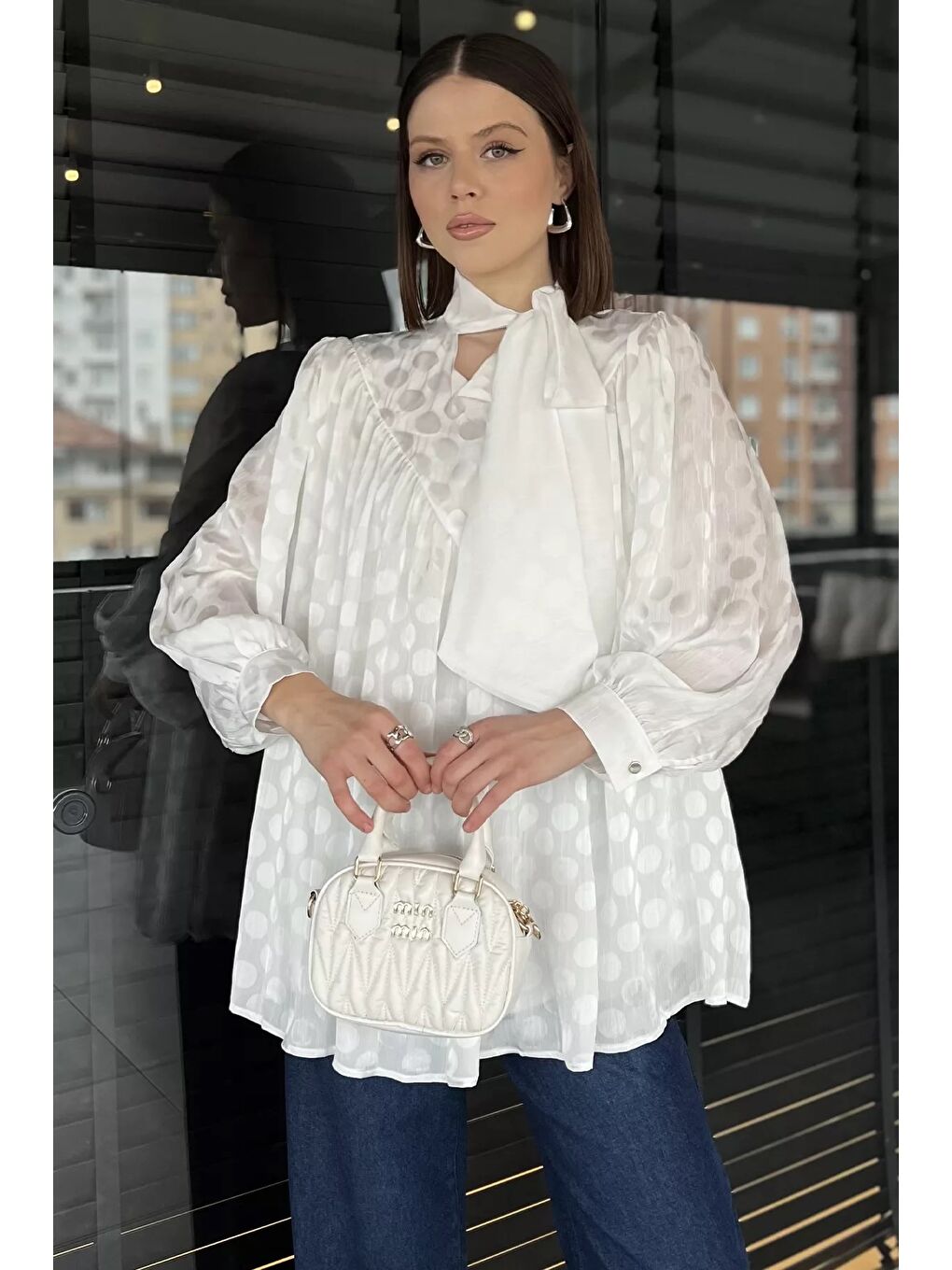 Beyaz Ön Pile Detaylı Kravat Yaka Puanlı Kadın Astarlı Bluz-1