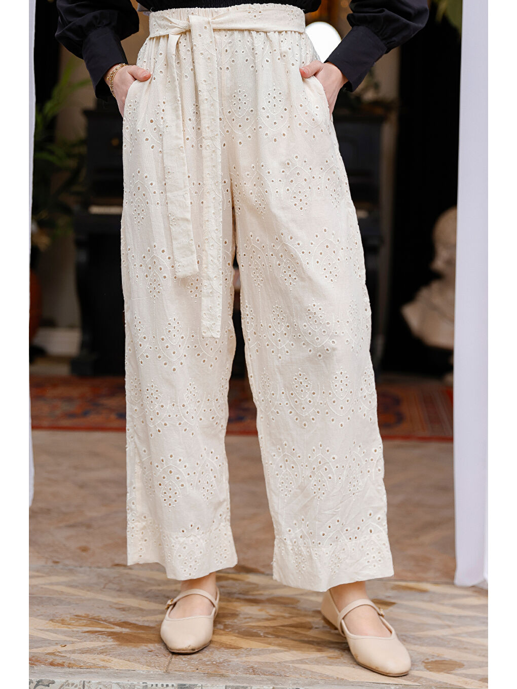 Ekru Kadın Brode Desenli Bel Bağlamalı Pantolon Krem-1
