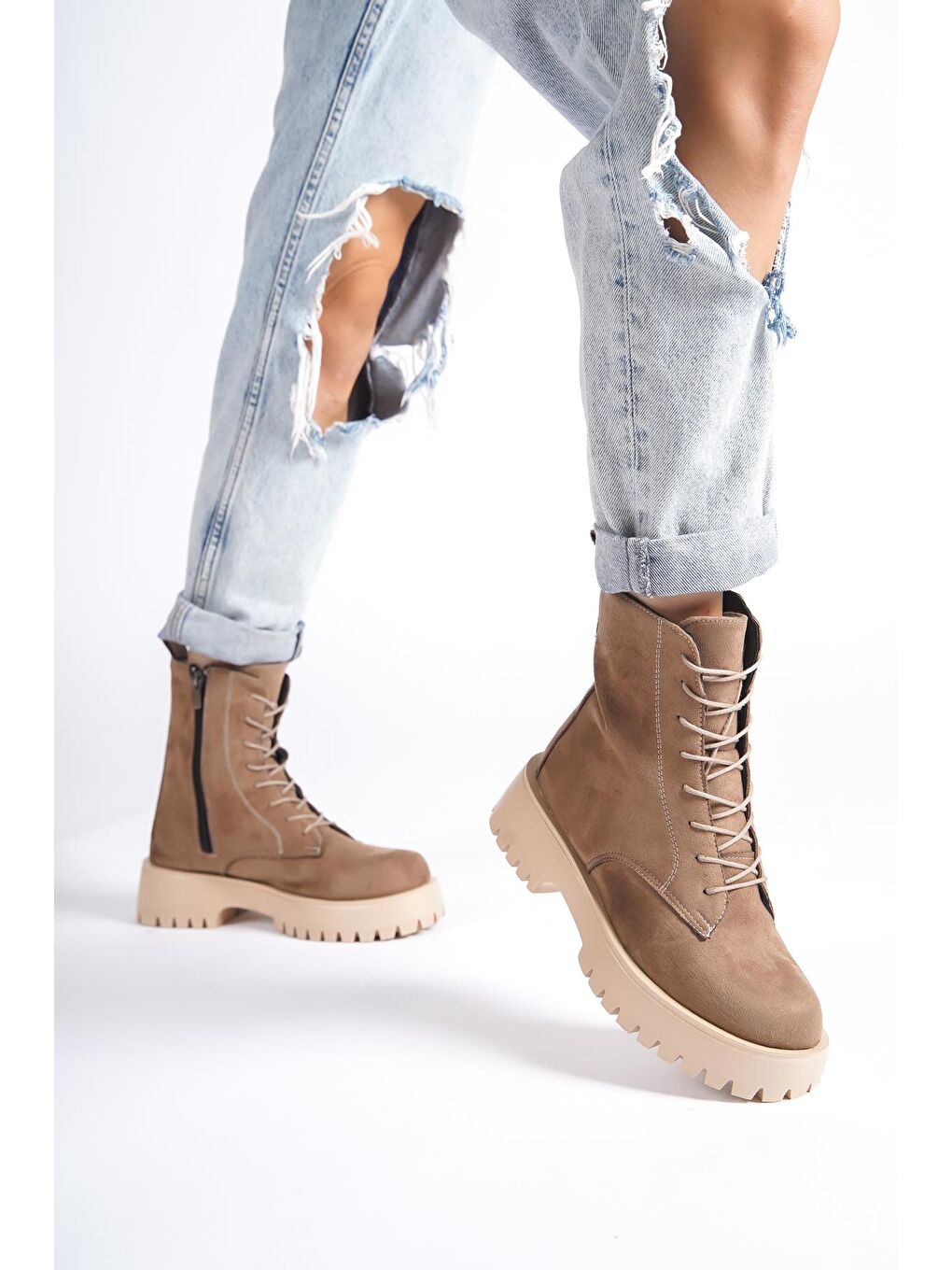 Bej Bağcıklı Trak Tabanlı Kadın Bot