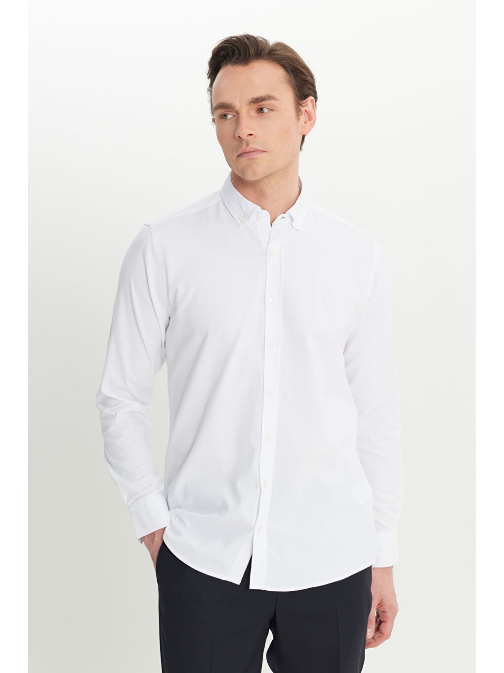 Erkek Beyaz Pamuklu Gabardin Dar Kesim Düğmeli Yaka Esnek Gömlek-2
