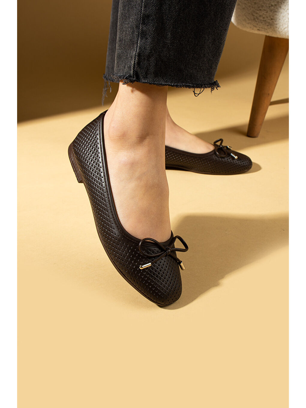 Kahverengi Lazer Kesim Fiyonk Detaylı Rahat Taban Kadın Babet 57-34-25Lazer-2