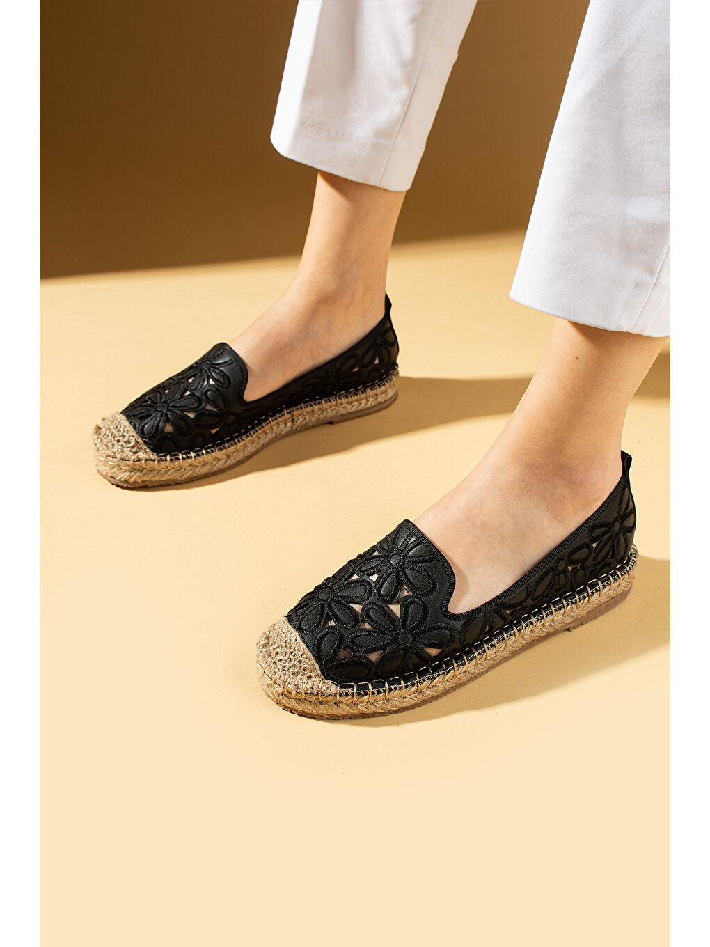 Siyah Lazer Kesim Çiçek Desenli Rahat Hasır Taban Dilli Kadın Babet 68-1025-25