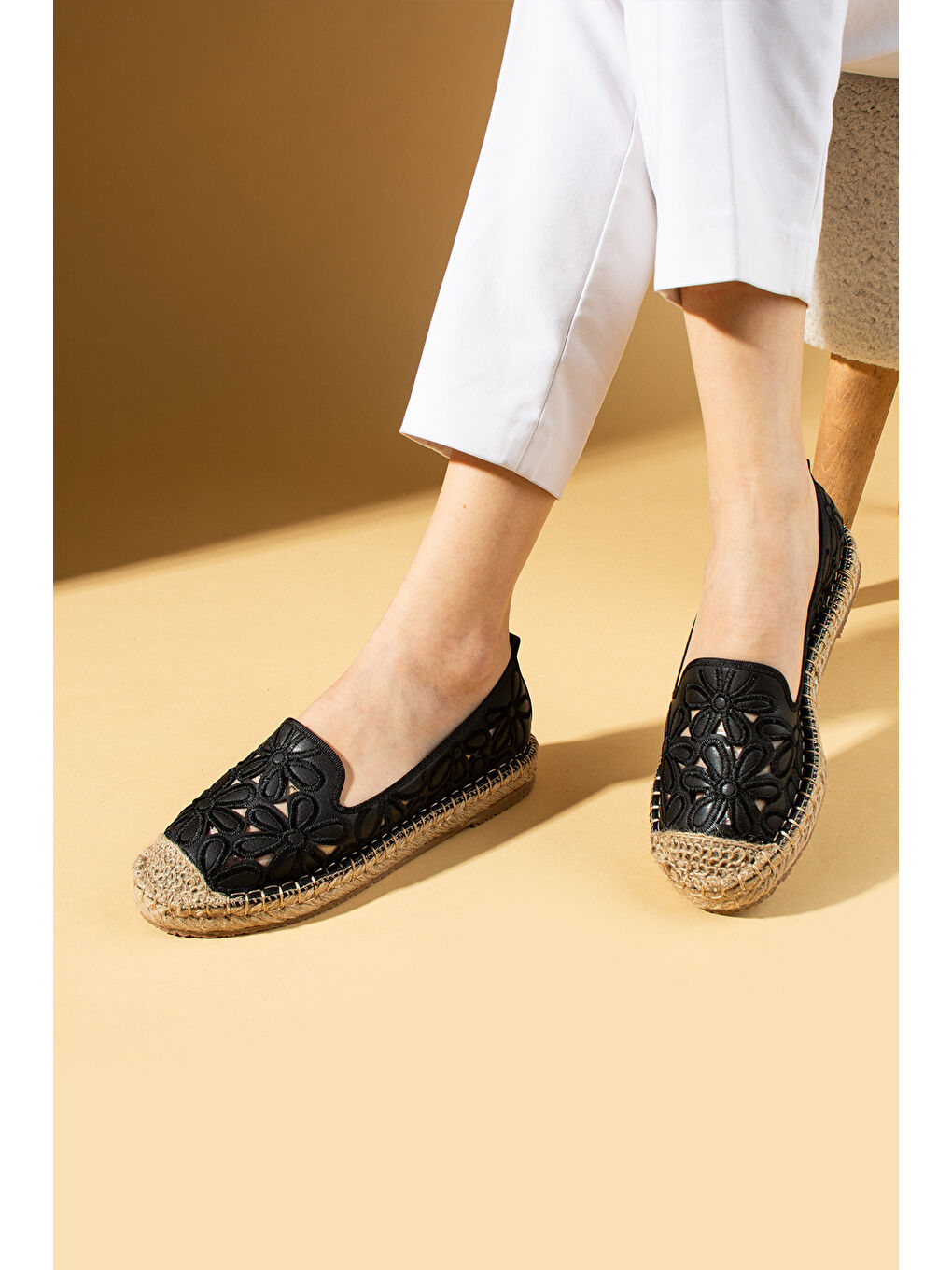 Siyah Lazer Kesim Çiçek Desenli Rahat Hasır Taban Dilli Kadın Babet 68-1025-25-1