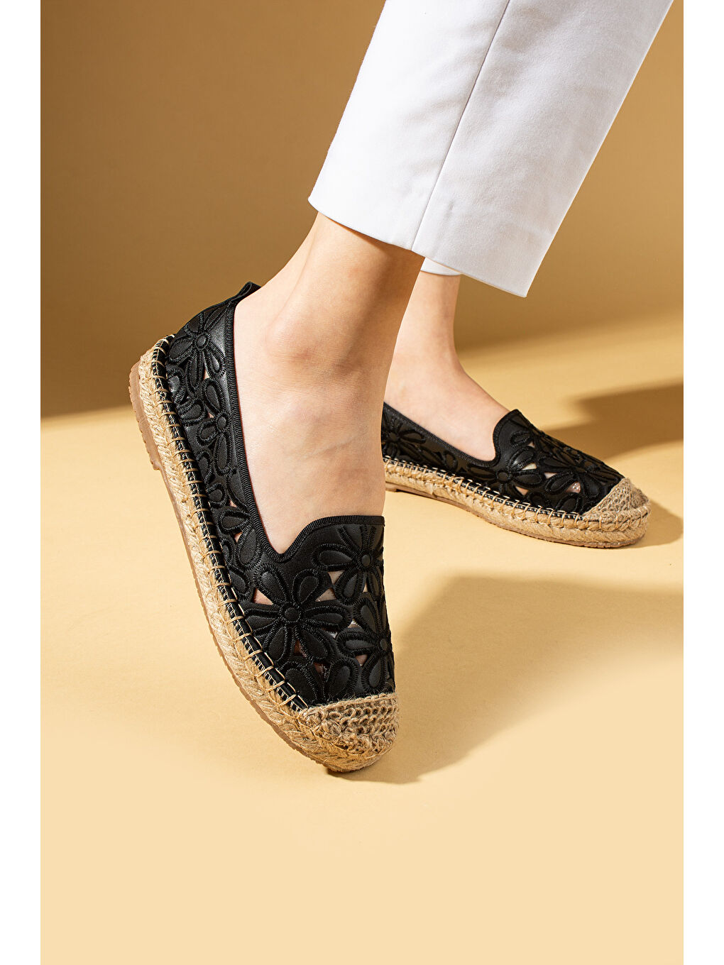 Siyah Lazer Kesim Çiçek Desenli Rahat Hasır Taban Dilli Kadın Babet 68-1025-25-2