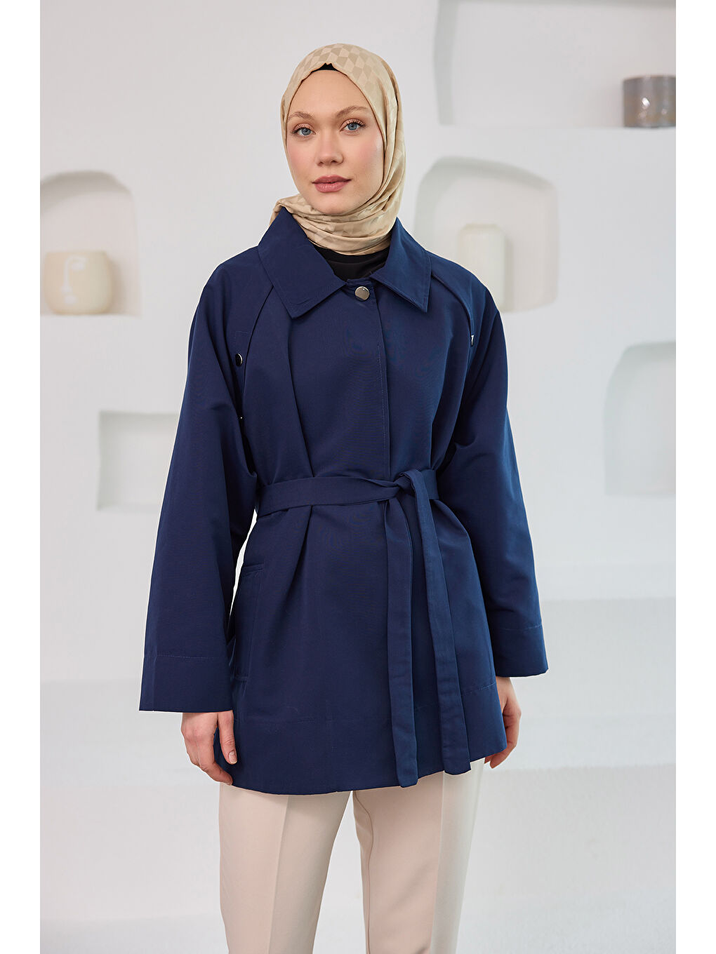 Kadın Yanları Açılabilir Çıt Çıt Detaylı Kısa Trenç Lacivert-2