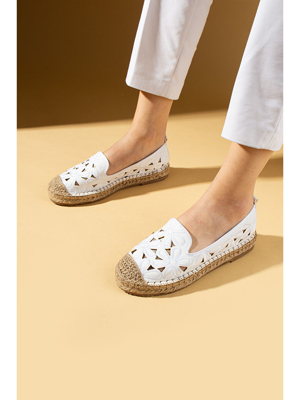 Beyaz Lazer Kesim Çiçek Desenli Rahat Hasır Taban Dilli Kadın Babet 68-1025-25