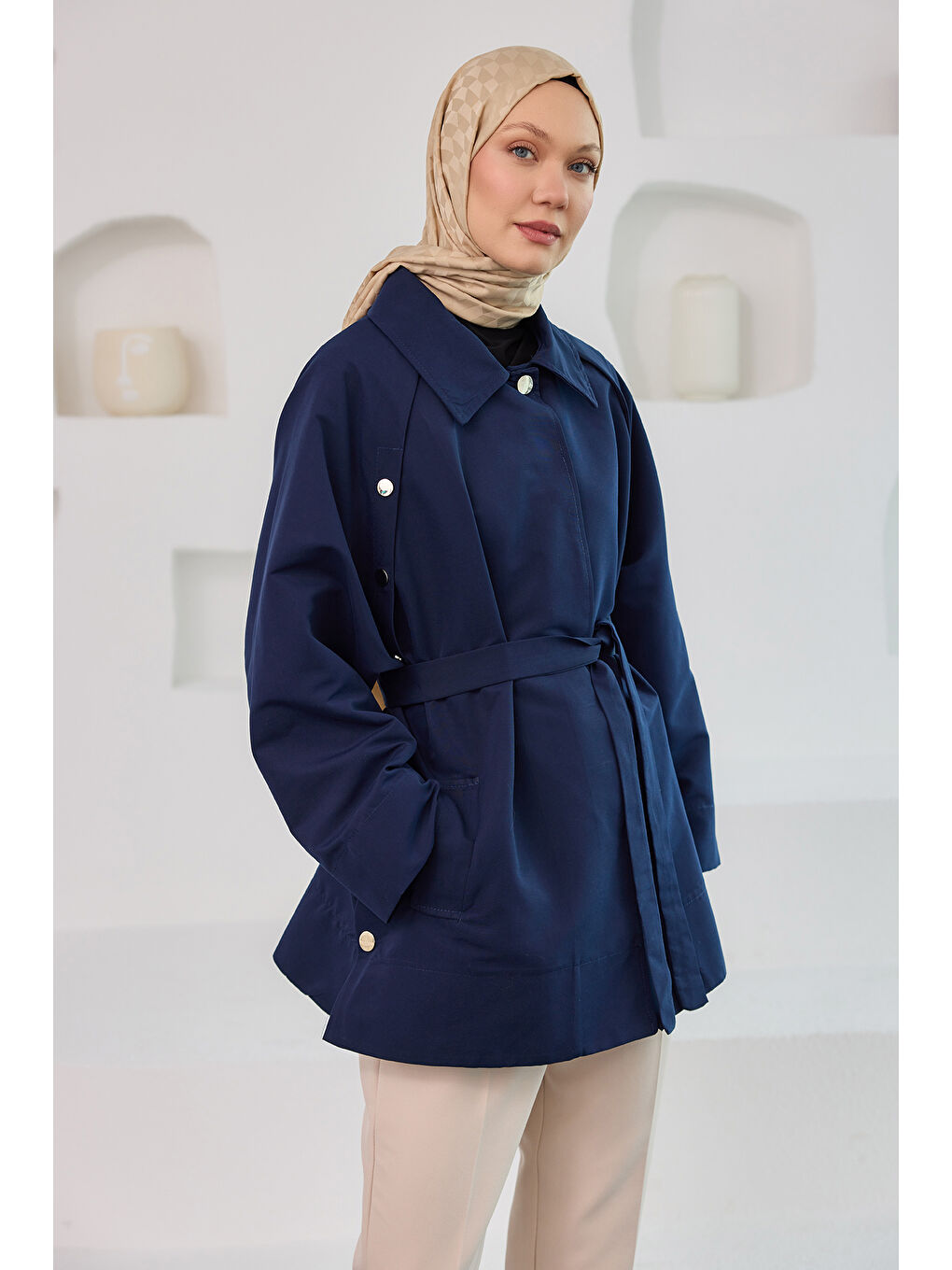 Kadın Yanları Açılabilir Çıt Çıt Detaylı Kısa Trenç Lacivert-3
