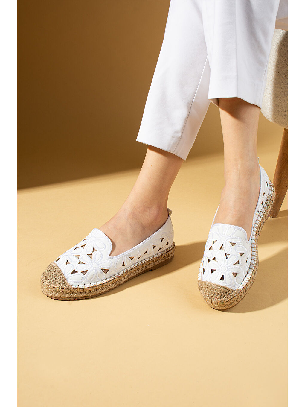 Beyaz Lazer Kesim Çiçek Desenli Rahat Hasır Taban Dilli Kadın Babet 68-1025-25-1