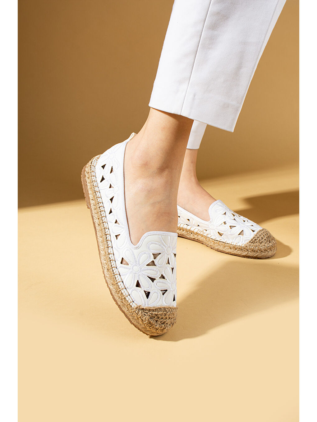 Beyaz Lazer Kesim Çiçek Desenli Rahat Hasır Taban Dilli Kadın Babet 68-1025-25-2