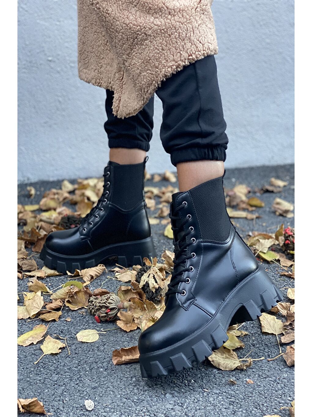 Siyah Bayan Kenarları Örgü Lastik Hafif Tabanlı Bot